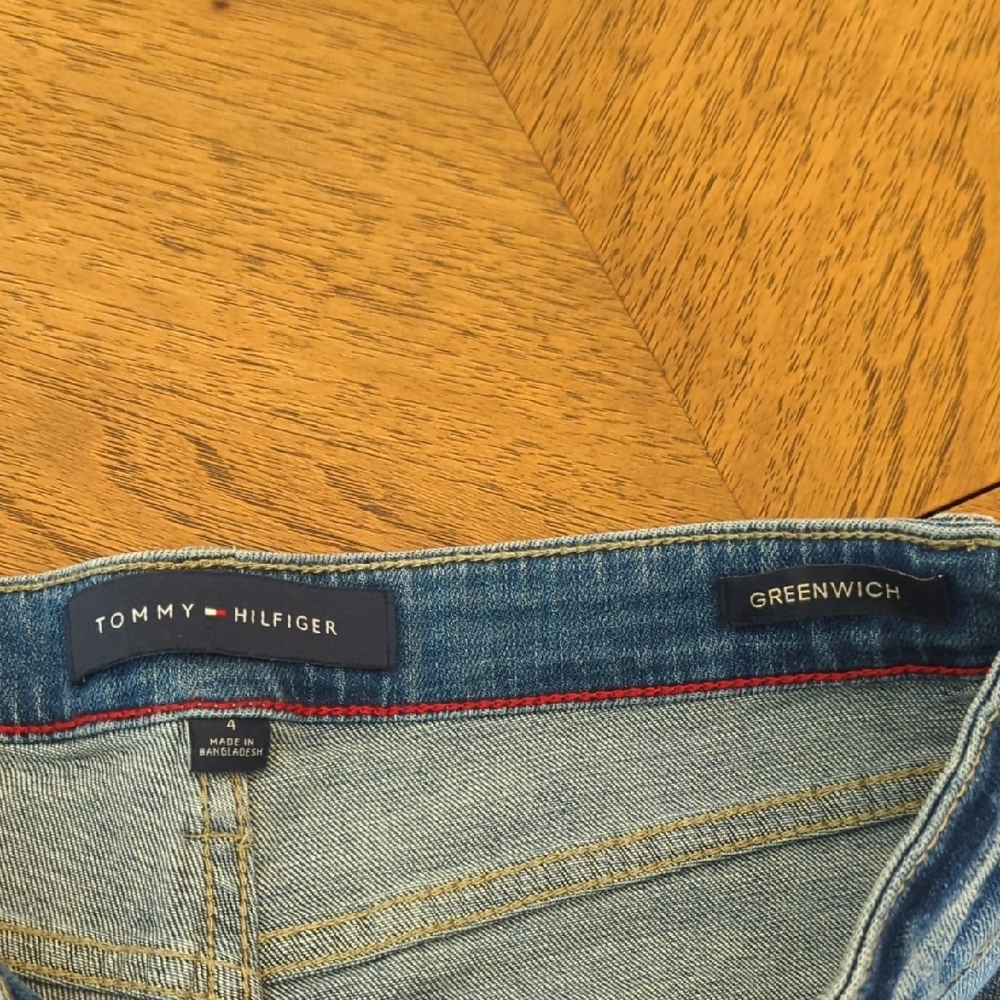 NWT Tommy Hilfiger Greenwich Medium Blue Denim 5" Frayed Hem Shorts - Picture 2 of 7